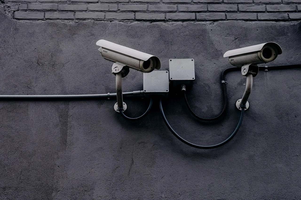 Bramki antykradzieżowe i CCTV — skuteczne zabezpieczenia sklepu od Nova Poznań